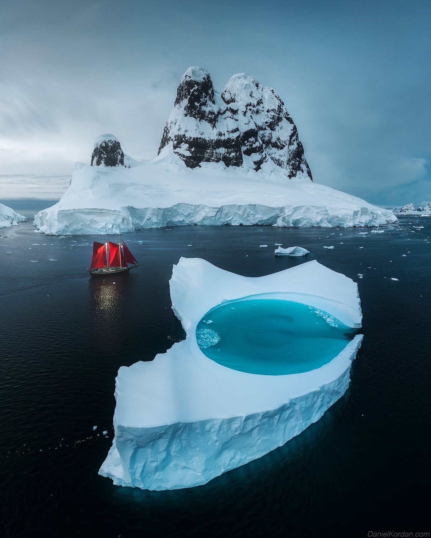 冰海红帆 / Red sails in the ice